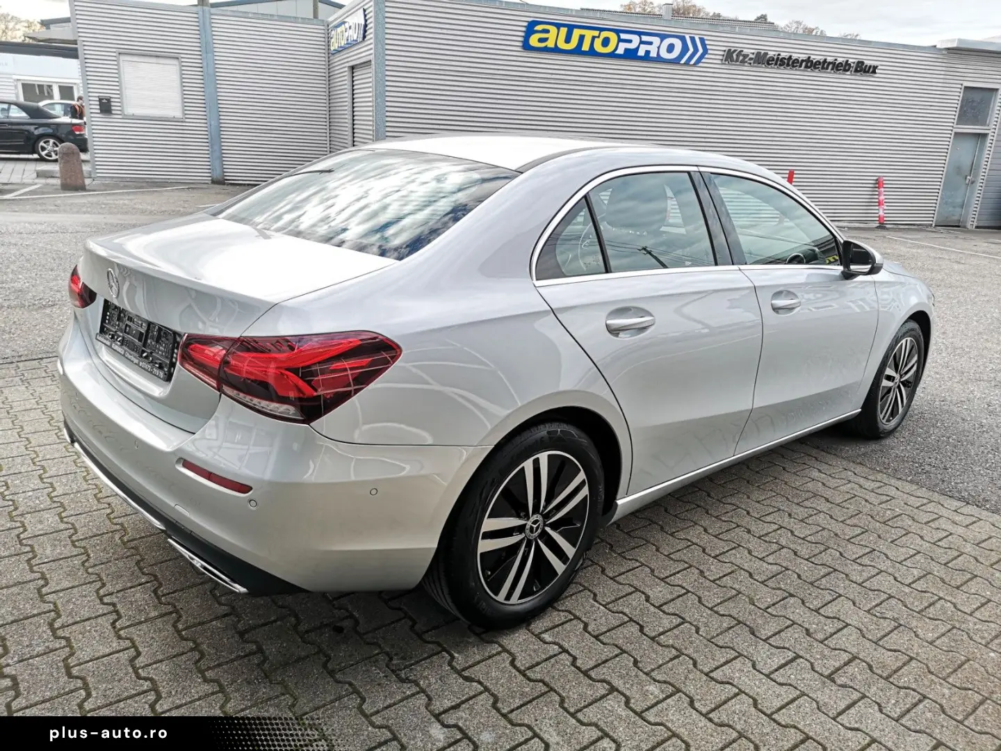 MERCEDES-BENZ A 180 Lim. Automatik NAVI MBUX R-CAM Teilleder