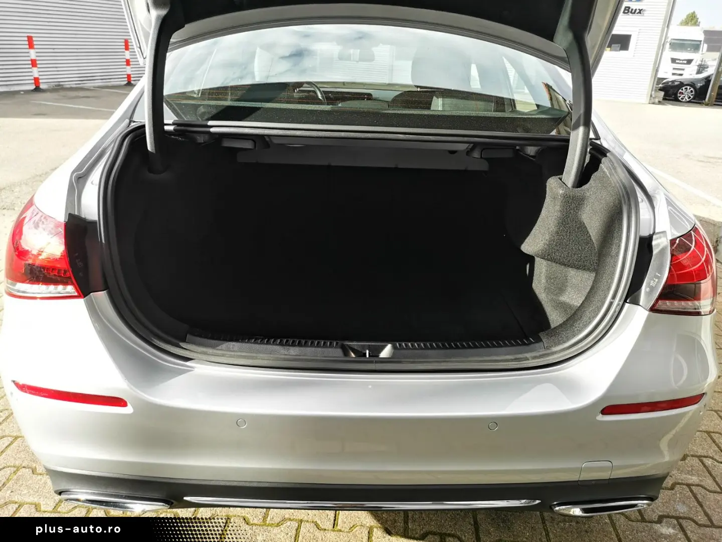 MERCEDES-BENZ A 180 Lim. Automatik NAVI MBUX R-CAM Teilleder