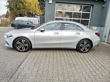 MERCEDES-BENZ A 180 Lim. Automatik NAVI MBUX R-CAM Teilleder
