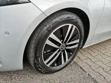 MERCEDES-BENZ A 180 Lim. Automatik NAVI MBUX R-CAM Teilleder