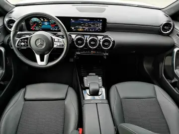 MERCEDES-BENZ A 180 Lim. Automatik NAVI MBUX R-CAM Teilleder