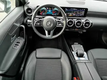 MERCEDES-BENZ A 180 Lim. Automatik NAVI MBUX R-CAM Teilleder