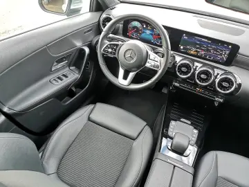 MERCEDES-BENZ A 180 Lim. Automatik NAVI MBUX R-CAM Teilleder