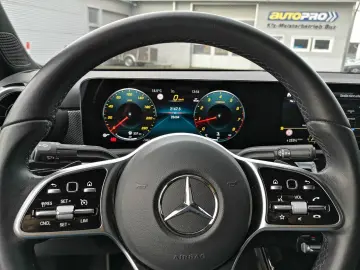 MERCEDES-BENZ A 180 Lim. Automatik NAVI MBUX R-CAM Teilleder