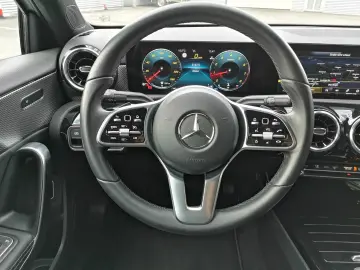 MERCEDES-BENZ A 180 Lim. Automatik NAVI MBUX R-CAM Teilleder