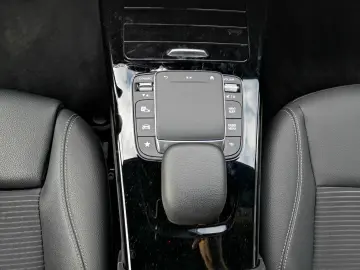 MERCEDES-BENZ A 180 Lim. Automatik NAVI MBUX R-CAM Teilleder