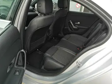 MERCEDES-BENZ A 180 Lim. Automatik NAVI MBUX R-CAM Teilleder