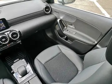 MERCEDES-BENZ A 180 Lim. Automatik NAVI MBUX R-CAM Teilleder