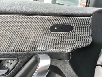 MERCEDES-BENZ A 180 Lim. Automatik NAVI MBUX R-CAM Teilleder