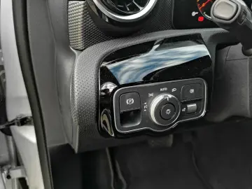 MERCEDES-BENZ A 180 Lim. Automatik NAVI MBUX R-CAM Teilleder