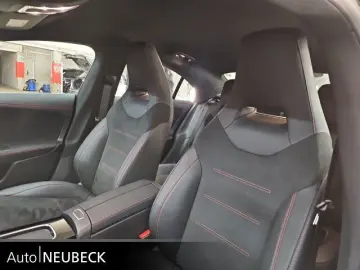 MERCEDES-BENZ CLA 220 d Coupé AMG Line Totwinkel Multibeam