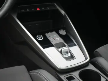 AUDI A3 Sportback 40 e S line NAVI PANO SHZ PDC