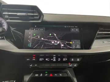 AUDI A3 Sportback 40 TFSIe S line Pano LED LM 17  Nav