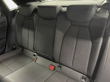 AUDI A3 Sportback 40 TFSIe S line Pano LED LM 17  Nav