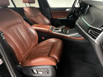 BMW X7 xDrive 40d M Sport Paket AHK RFK PANO MASSAGE