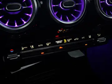 MERCEDES-BENZ CLA 250 e AMG EDITION PANO HUD DISTRONIC