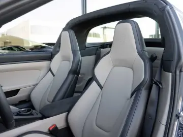PORSCHE 992 Targa 4 GTS 18Way SportDesign Leather Chalk