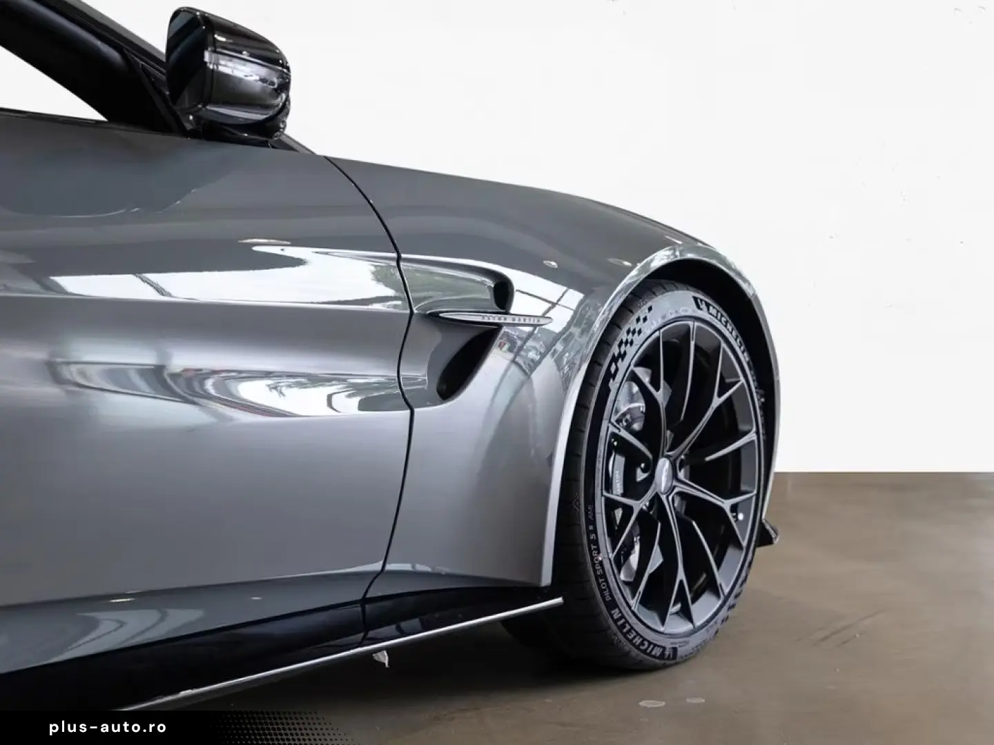 Aston Martin V8 Vantage Roadster China Grey