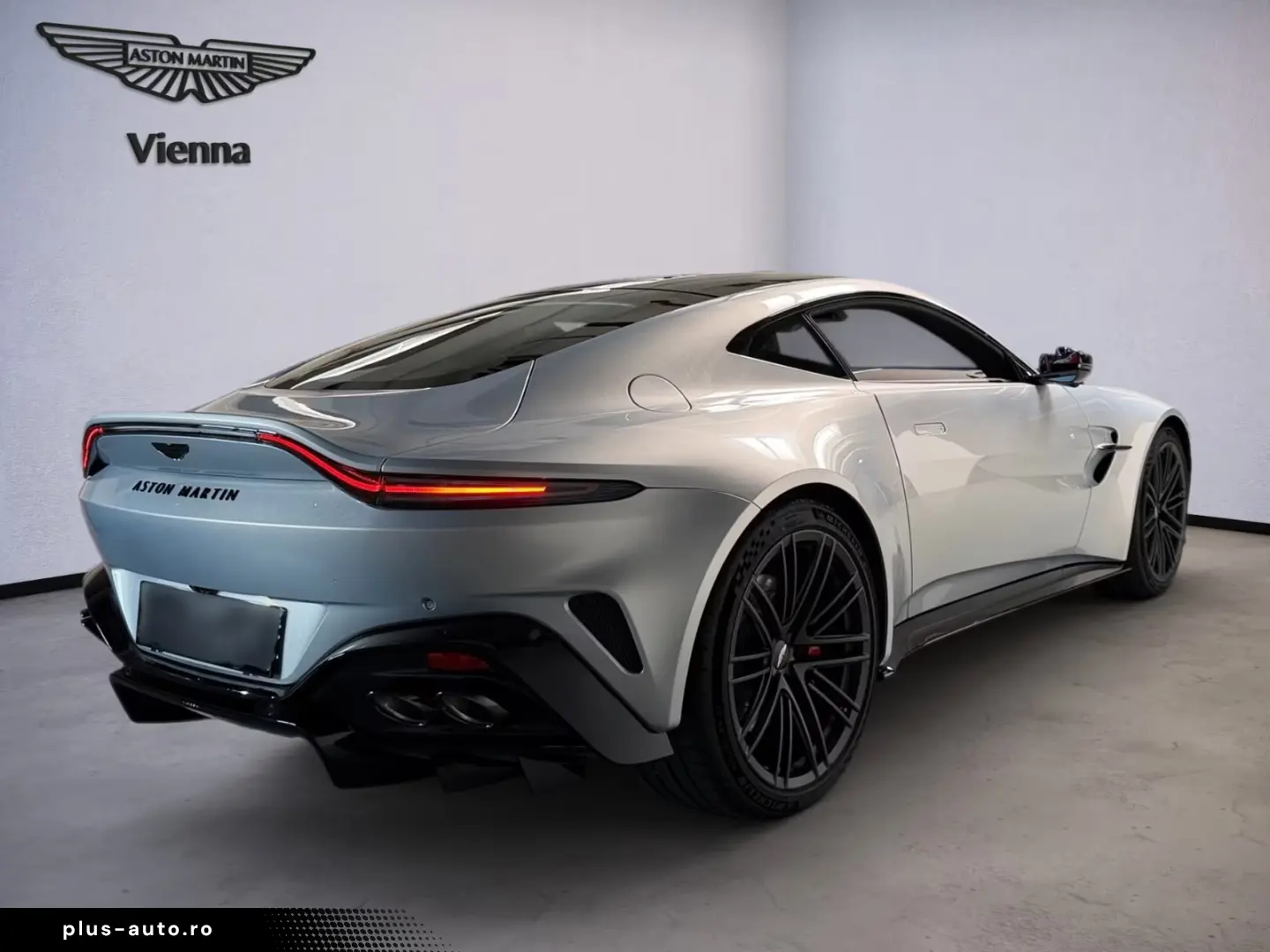 Aston Martin Vantage Coupé   Lightning Silver   Int. Carbon