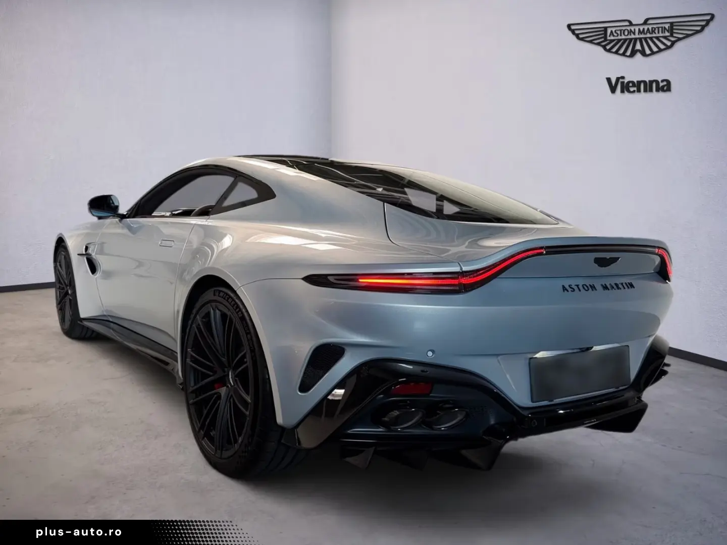 Aston Martin Vantage Coupé   Lightning Silver   Int. Carbon