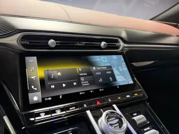 Aston Martin Vantage Coupé   Lightning Silver   Int. Carbon