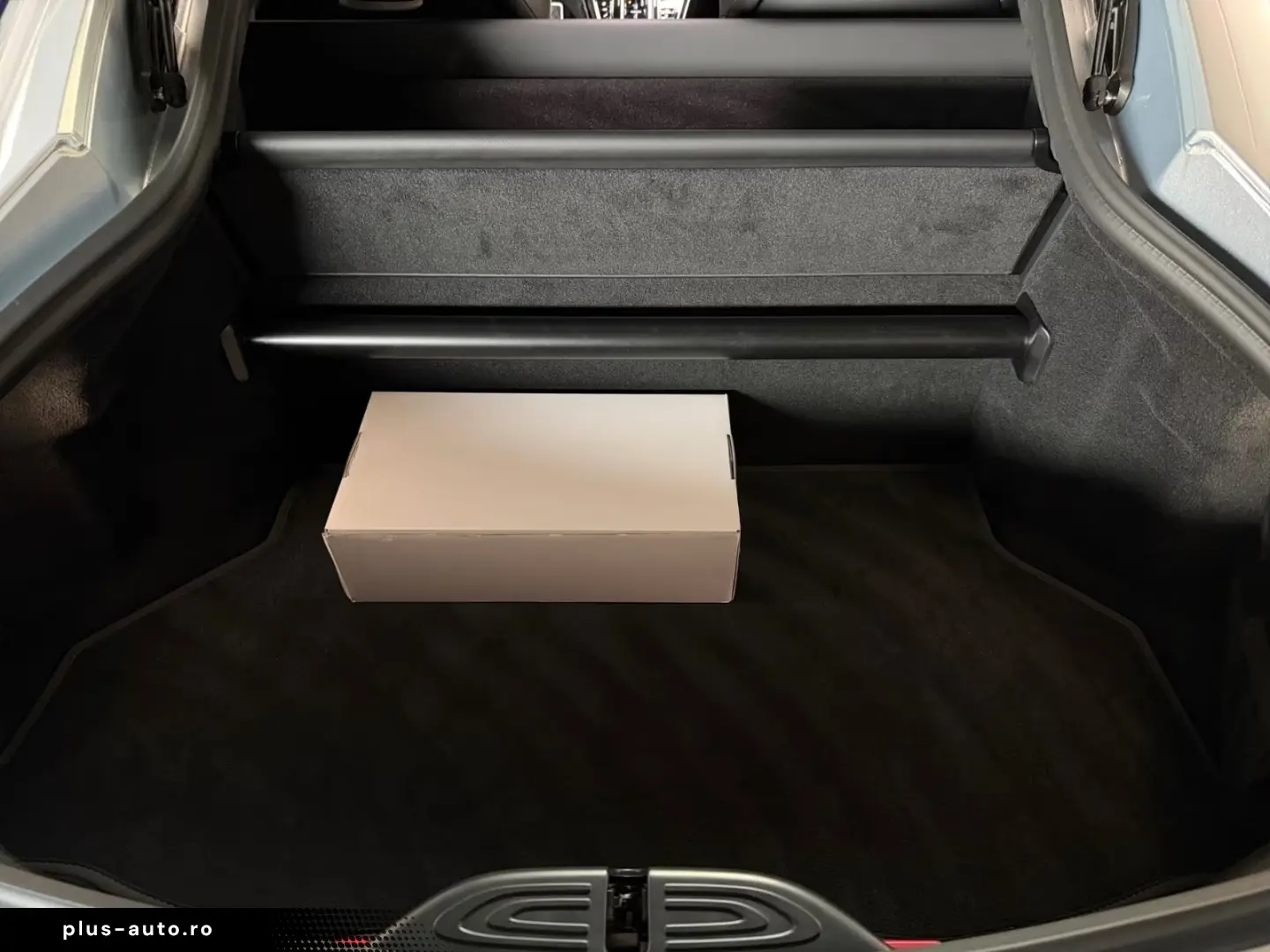 Aston Martin Vantage Coupé   Lightning Silver   Int. Carbon