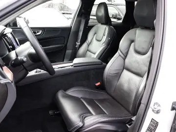 VOLVO XC60 B5 Benzin Ultimate Dark AWD AHK Memory Sitz