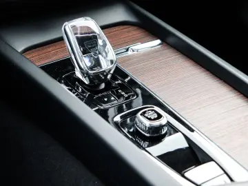 VOLVO XC60 B5 Benzin Ultimate Dark AWD AHK Memory Sitz