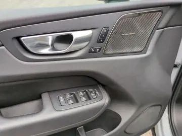 VOLVO XC60 B5 (Benzin) Plus Dark AWD Automatik Navi