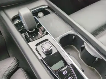 VOLVO XC60 B5 (Benzin) Plus Dark AWD Automatik Navi