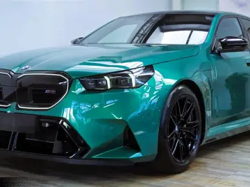 BMW M5 Lim Keramik Sitzlüftung ACC Panorama ACC B&W