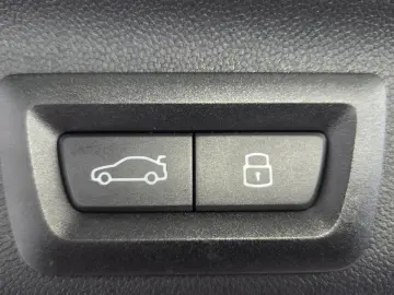 MINI Cooper C Countryman Essential Trim Paket S HUD