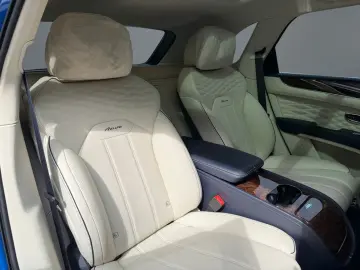 BENTLEY Bentayga Azure HYBRID BENTLEY BERLIN