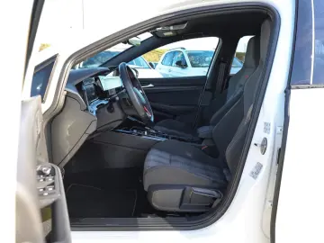 Volkswagen Golf VIII GTI 2 0 l TSI DSG
