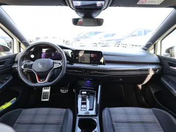 Volkswagen Golf VIII GTI 2 0 l TSI DSG