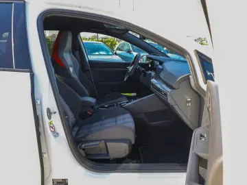 Volkswagen Golf VIII GTI 2 0 l TSI DSG