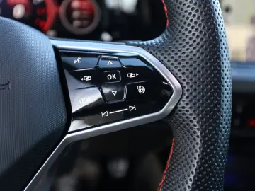 Volkswagen Golf VIII GTI 2 0 l TSI DSG