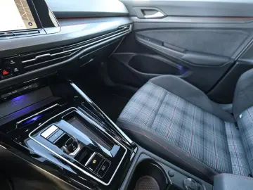 Volkswagen Golf VIII GTI 2 0 l TSI DSG