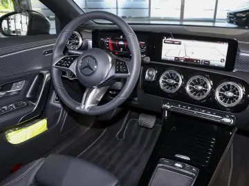 MERCEDES-BENZ CLA 200 Progressive Distronic LED 360 -Kamera