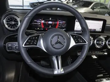 MERCEDES-BENZ CLA 200 Progressive Distronic LED 360 -Kamera