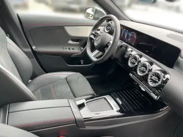 MERCEDES-BENZ CLA 200 Coupé AMG Ambi MBUX AUT LED Navi RKam
