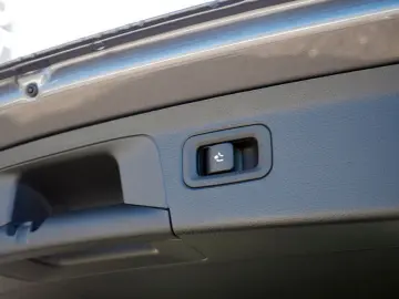 MERCEDES-BENZ A 200   PROGRESSIVE AHK KAMERA SPUR PDC SHZ