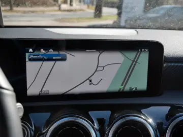 MERCEDES-BENZ A 200   PROGRESSIVE AHK KAMERA SPUR PDC SHZ