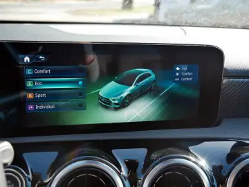 MERCEDES-BENZ A 200   PROGRESSIVE AHK KAMERA SPUR PDC SHZ