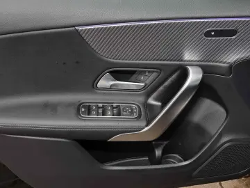 MERCEDES-BENZ A 200 Progressive Plus LED 17  MBUX