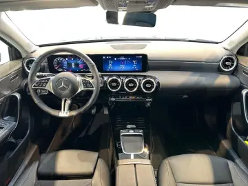 MERCEDES-BENZ A 200 Progressive MBUX Progressive MBeam Wide