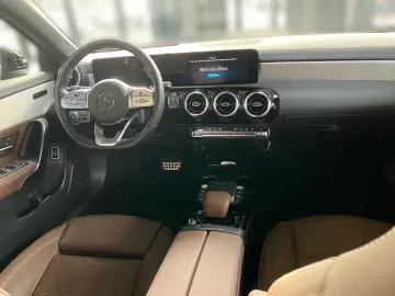 MERCEDES-BENZ A 250 e AMG MBUX Night Distr LED HUD Kam Apple