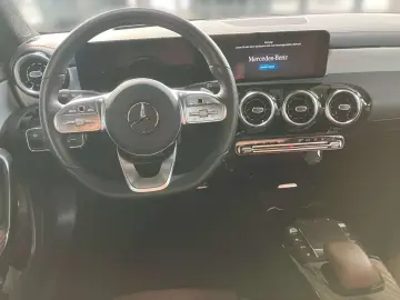 MERCEDES-BENZ A 250 e AMG MBUX Night Distr LED HUD Kam Apple