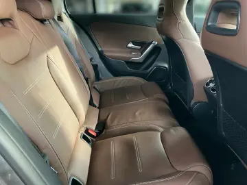 MERCEDES-BENZ A 250 e AMG MBUX Night Distr LED HUD Kam Apple