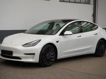 TESLA Model 3 Performance  innen weiß 82 kWh